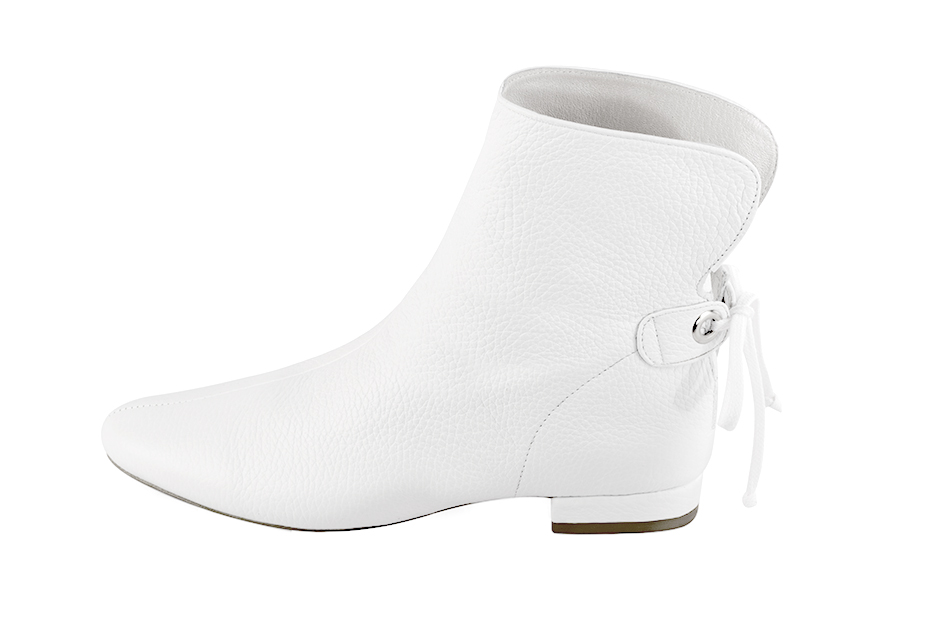 Pure white women's ankle boots with laces at the back. Round toe. Flat block heels. Profile view - Florence KOOIJMAN